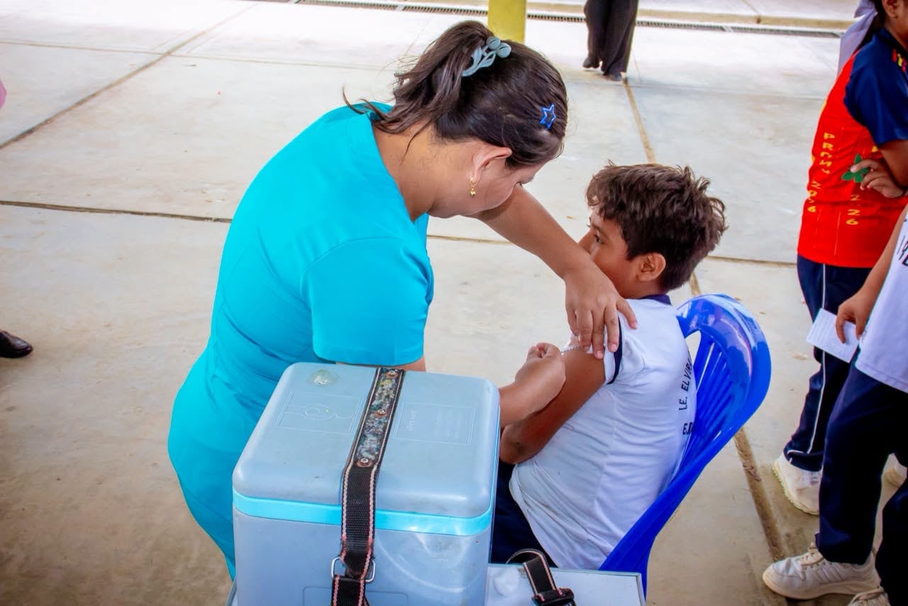 Vacunación a escolares contra el dengue en la región Piura.