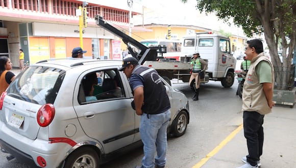 Comuna piurana durante operativo interviene vehículos informales