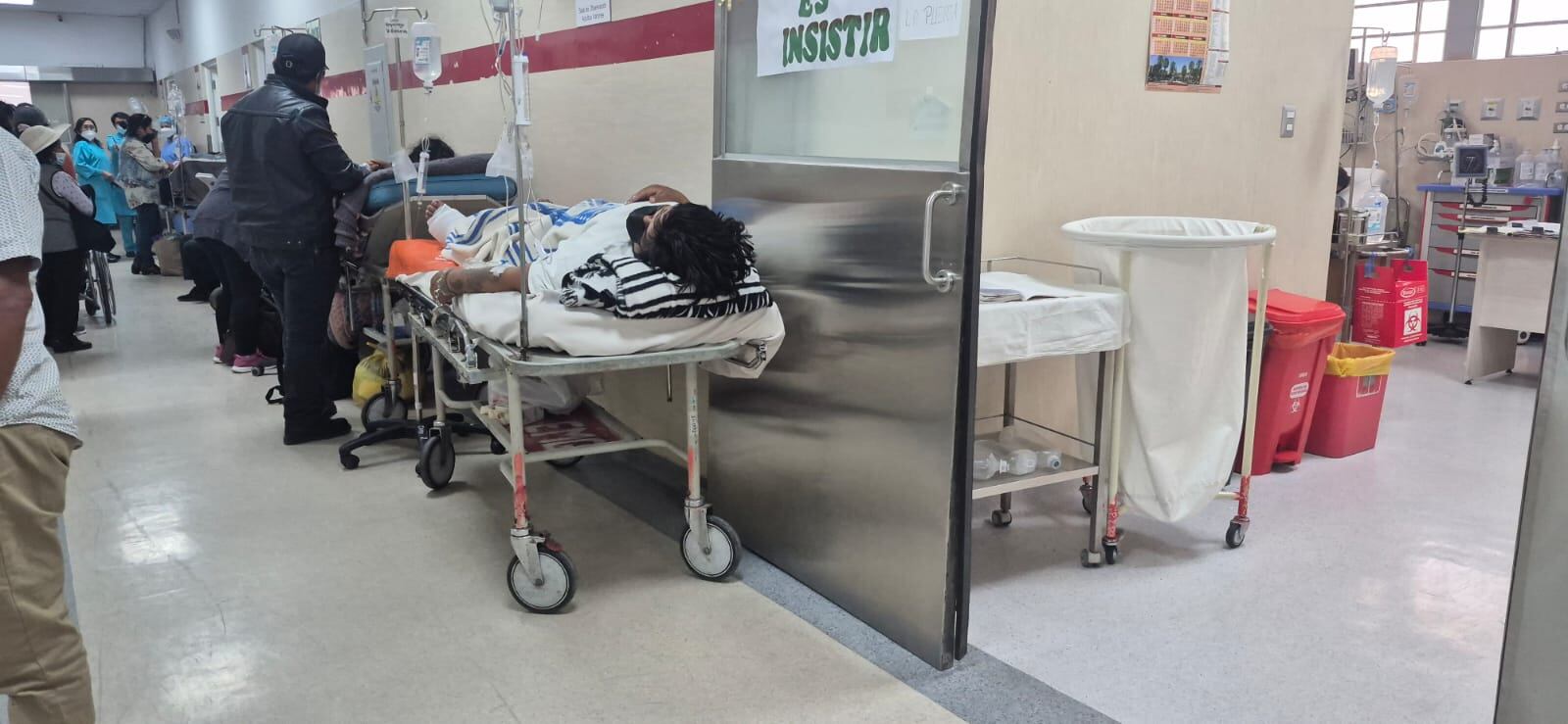 Tras su caída del techo, el hombre fue trasladado al hospital Honorio Delgado Espinoza. Foto: Pedro Torres