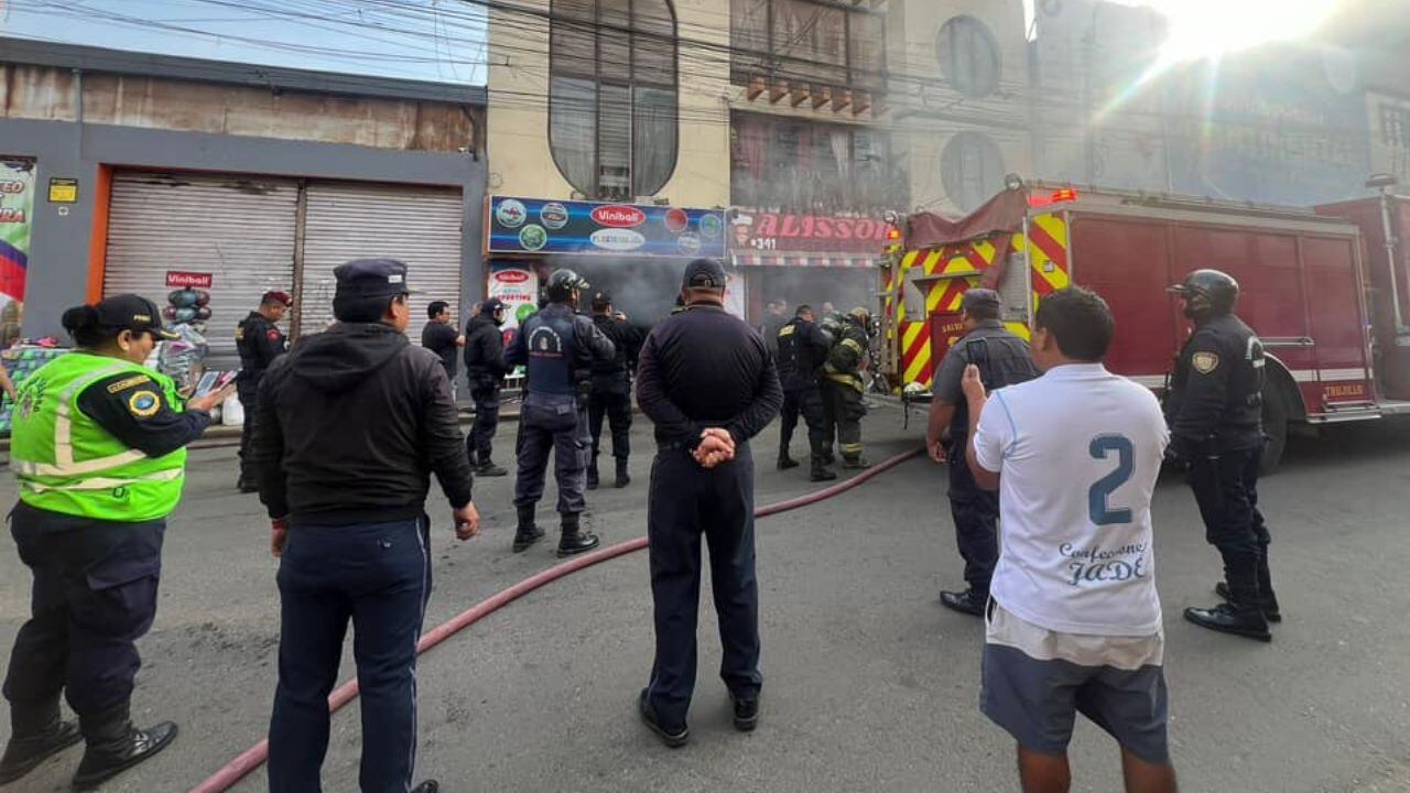 Bomberos controlaron las llamas de negocio que se ubica en la cuadra tres del jirón Atahualpa, en Trujillo. (Foto: Cosmos Noticias)