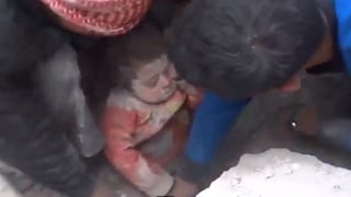 Siria: Bebé rescatado tras ser enterrado vivo