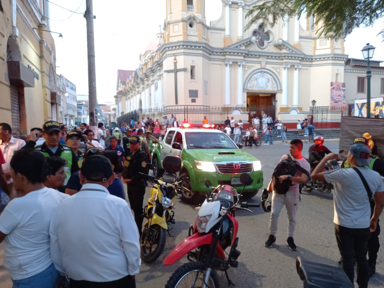 Frente a policías y transeúntes, ladrones desatan balacera y roban cuantioso botín a padre e hija. En tanto, en Paita, hampones hieren a presidente de comunidad en frustrado asalto