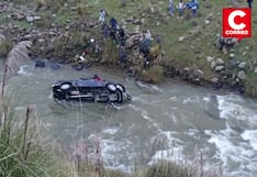 Familia sobrevive tras caer con camioneta al río en la Carretera Central