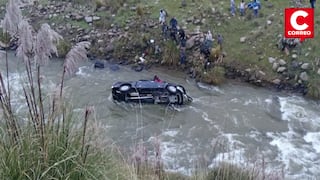 Familia sobrevive tras caer con camioneta al río en la Carretera Central