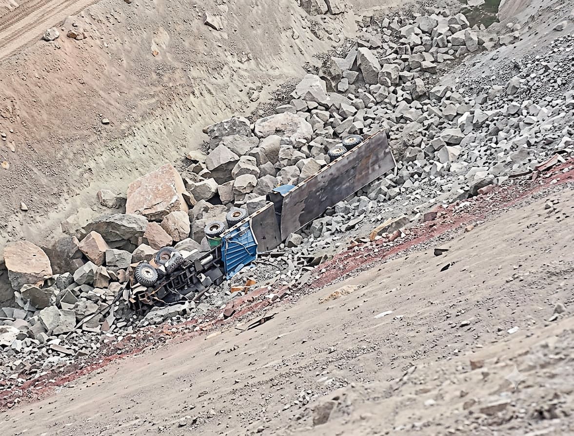 Rapiñas roban carga de camión volcado en la Panamericana Sur