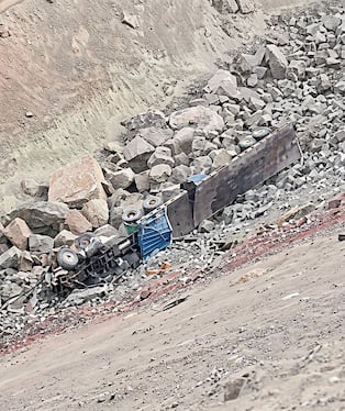 Rapiñas roban carga de camión volcado en la Panamericana Sur