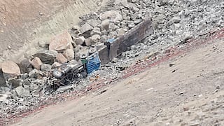 Camión cargado con papas cae a abismo de 39 metros en la Panamericana Sur, en Camaná