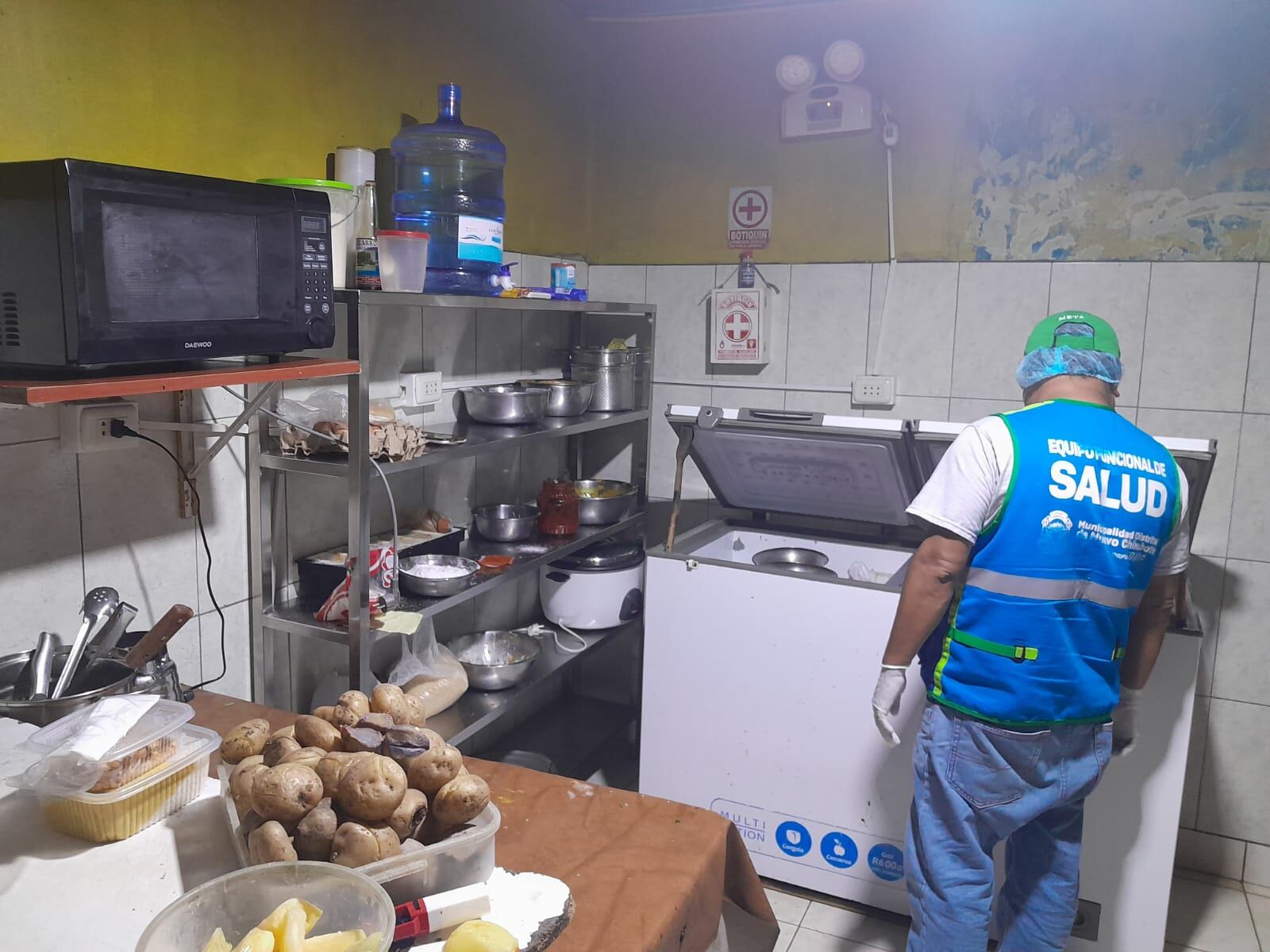 Personal municipal ejecutó operativo en diversos sectores del distrito.