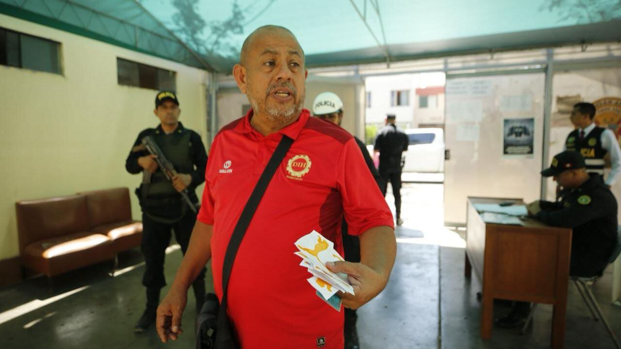 Presidente de la Cámara de Comercio, Alfonso Medrano, dice que es el indicado para luchar contra el crimen. Acuña hizo la gestión para que se quede.