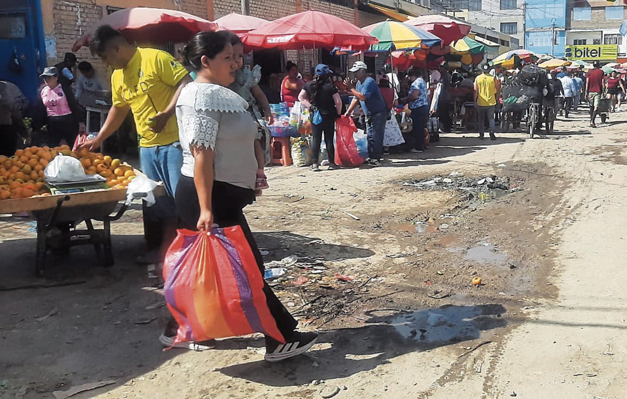 Colapsos en la red de alcantarillado en la calle Brasil generan malestar en vecinos.