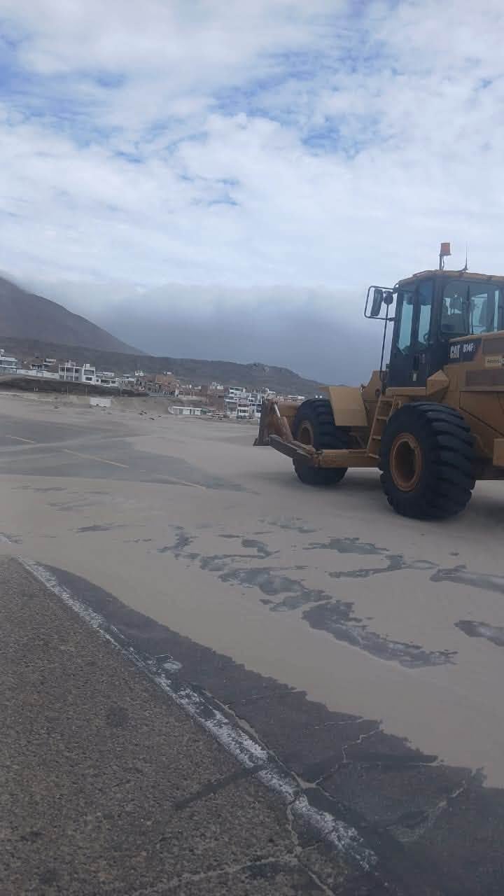 Arena acumulada en la Panamericana Sur en Arequipa debido a fuertes vientos. Foto: MTC.