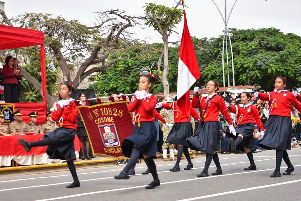 Escolta y Batallón de estudiantes cosomistas que obtuvieron el primer lugar en nivel primario.