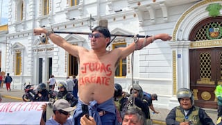 Seguidor de suspendido alcalde Arturo Fernández se crucifica frente a la Plaza de Armas de Trujillo