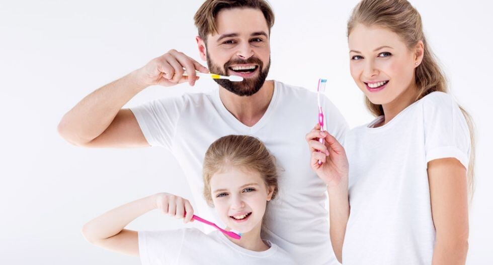 Lo ideal es realizar la rutina de limpieza bucal junto a tu hijo para que ellos aprendan observando e imitando los movimientos. (Foto: Difusión)