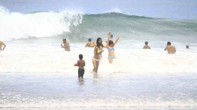 Unidad de rescate salva a cuatro estudiantes en playas de Camaná