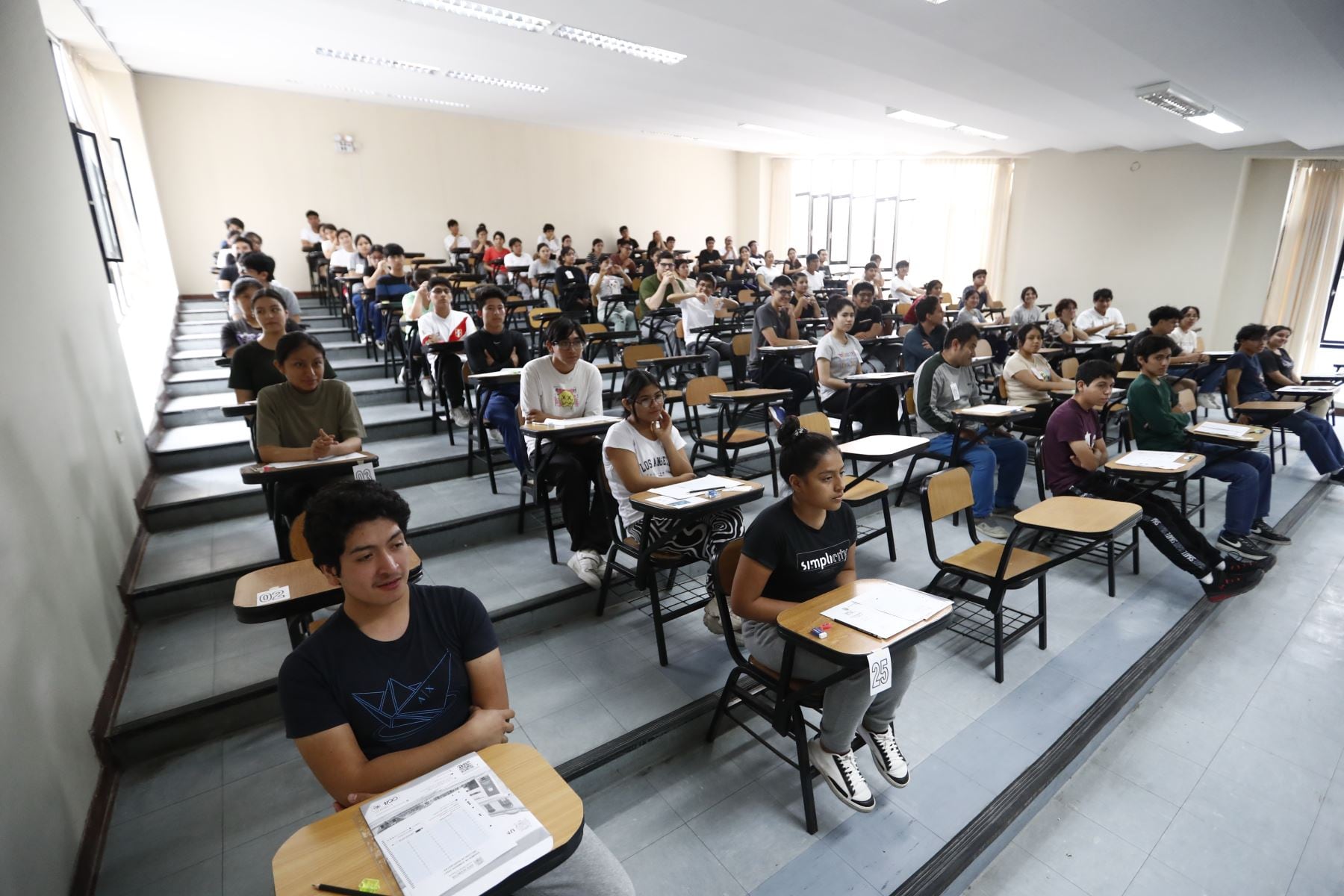 La Universidad Nacional Mayor de San Marcos (UNMSM) lleva a cabo la segunda jornada de su examen de admisión 2025-II, en la que participan aspirantes de Ciencias Básicas, Ingeniería y modalidades especiales. La Decana de América ofrece más de 5,000 vacantes distribuidas en 74 carreras. (ANDINA/Vidal Tarqui)