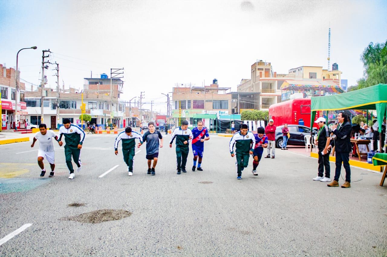 También se desarrolló carrera de silla de ruedas por el aniversario del distrito de Santa.