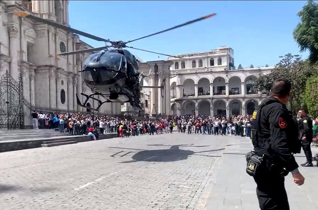 Helicóptero policial aterriza en la Plaza de Armas de Arequipa y genera sorpresa