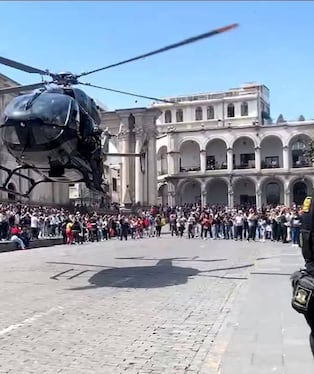 Helicóptero policial aterriza en la Plaza de Armas de Arequipa y genera sorpresa