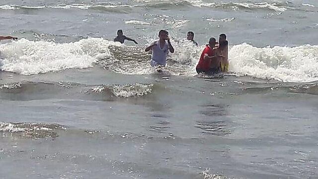 Menores son rescatados durante el primer día del año en las playas 