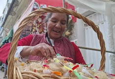Huancayo: Con plumas e hilos de maguey artesana elabora nidos para Navidad