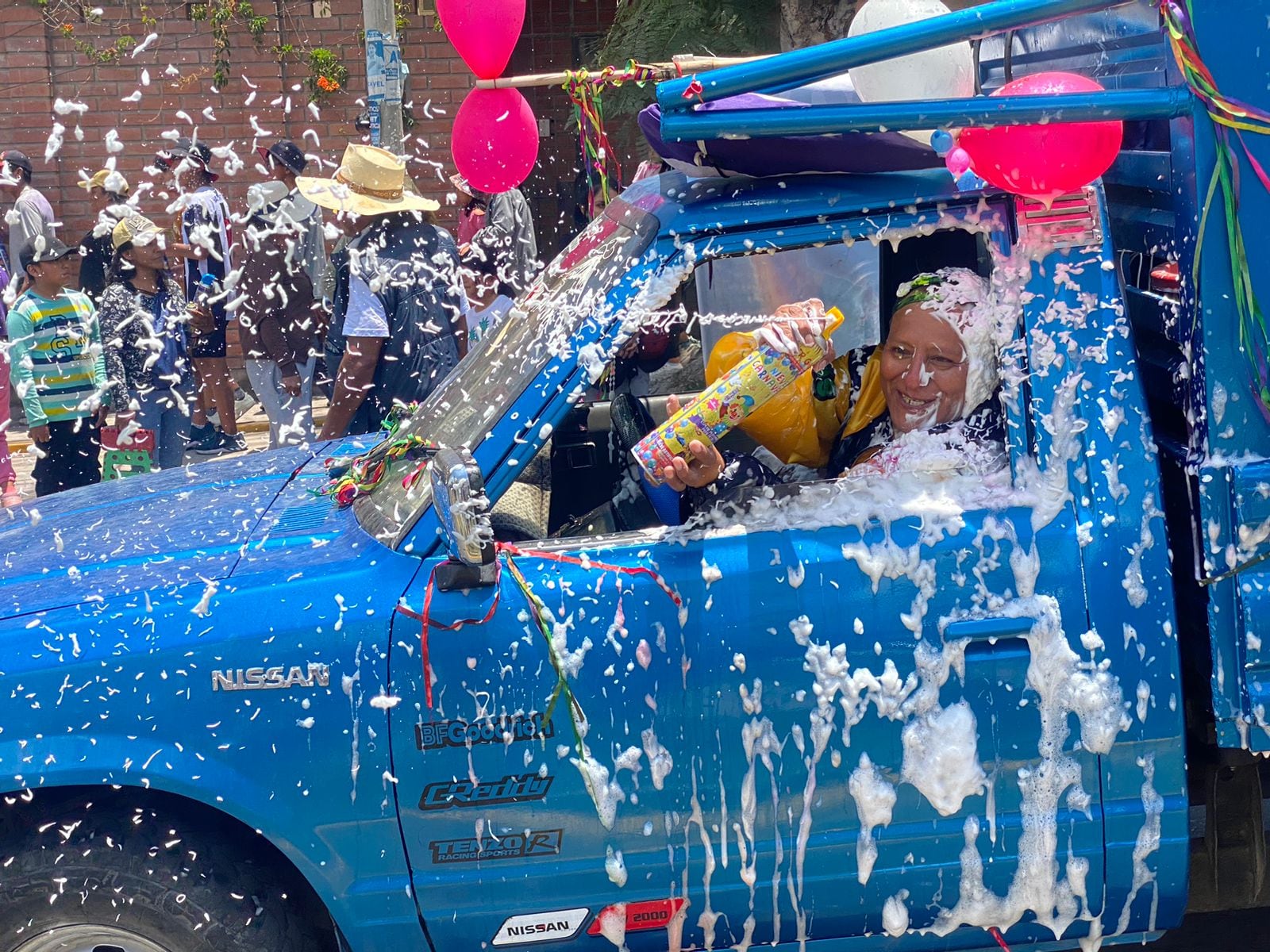 Población participó alegre en los carnavales en el distrito de Cayma. (Foto: GEC)