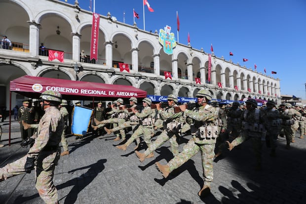 Desfile en la Plaza de Armas de Junín