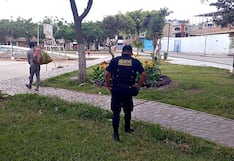 Retiran a hombre que dormía en parque de Trujillo