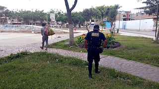 Retiran a hombre que dormía en parque de Trujillo