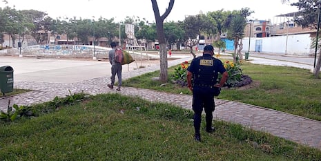 Retiran a hombre que dormía en parque de Trujillo