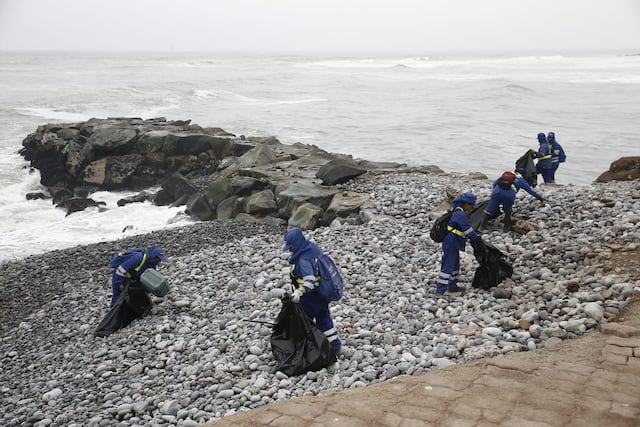 Miraflores retira cinco toneladas de basura tras oleajes anómalos en sus playas (Fotos: César Campos/GEC)