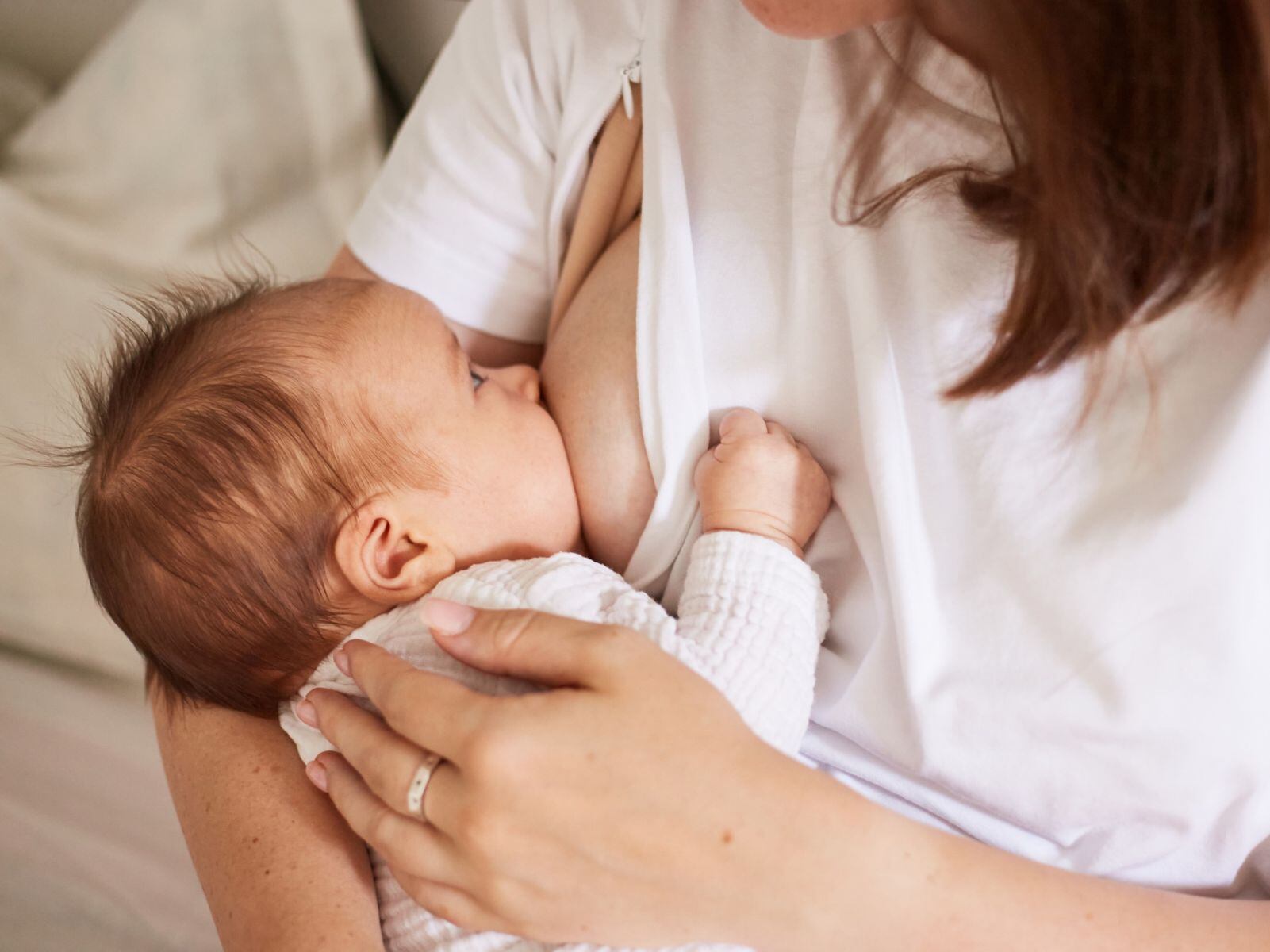 Según la OMS, la lactancia materna aumenta el desarrollo cognitivo e intelectual de los bebés, protege contra la leucemia infantil y ayuda a prevenir la diabetes tipo 2 y sobrepeso en los niños. (Foto: Valeriia Sivakova /iStock)