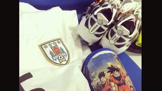 Brasil 2014: futbolista uruguayo usa canilleras de Dragon Ball y causa sensación en la web