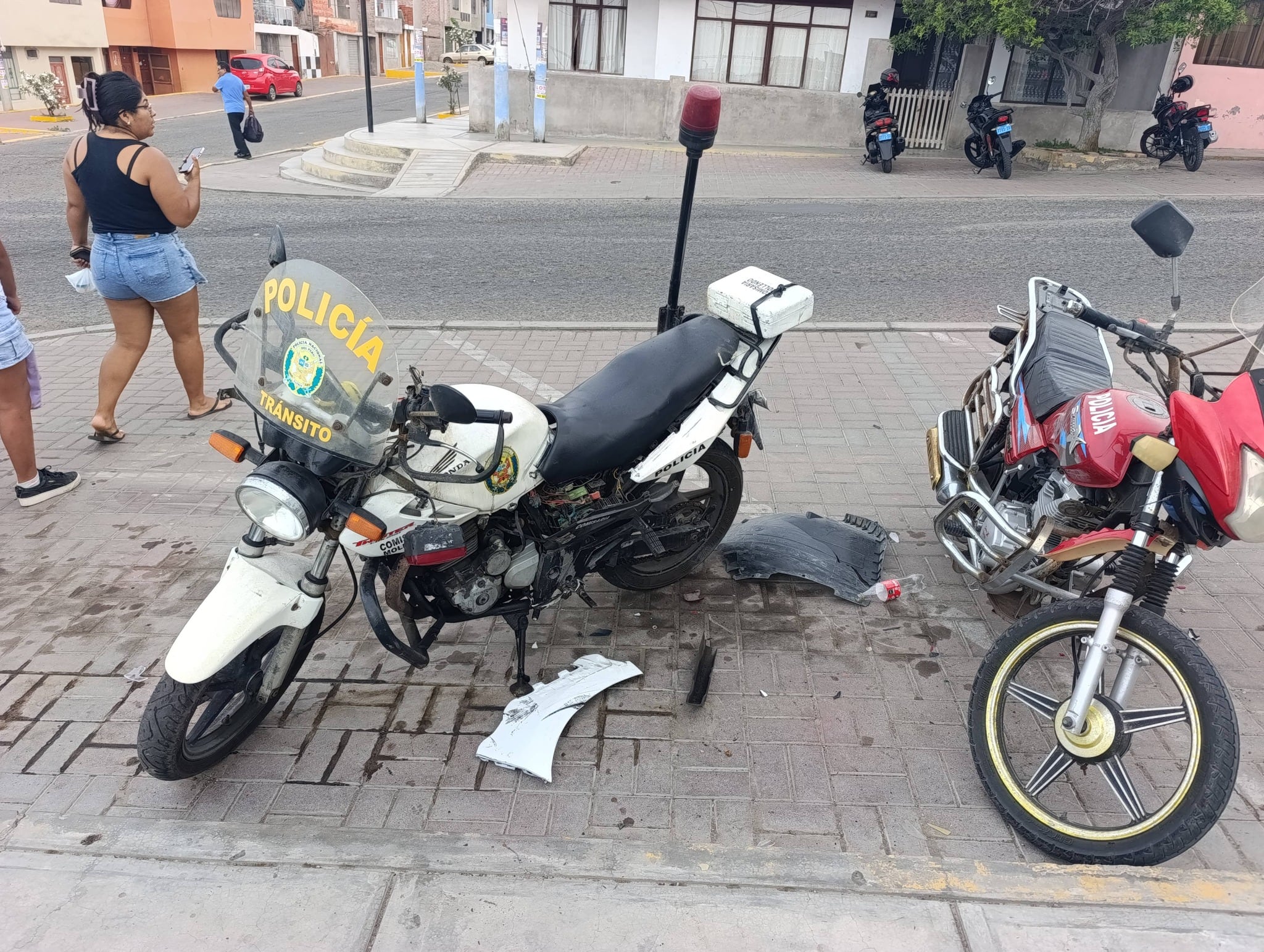 Conductor ebrio choca y daña dos motos policiales en Mollendo. Foto: RT Noticias.