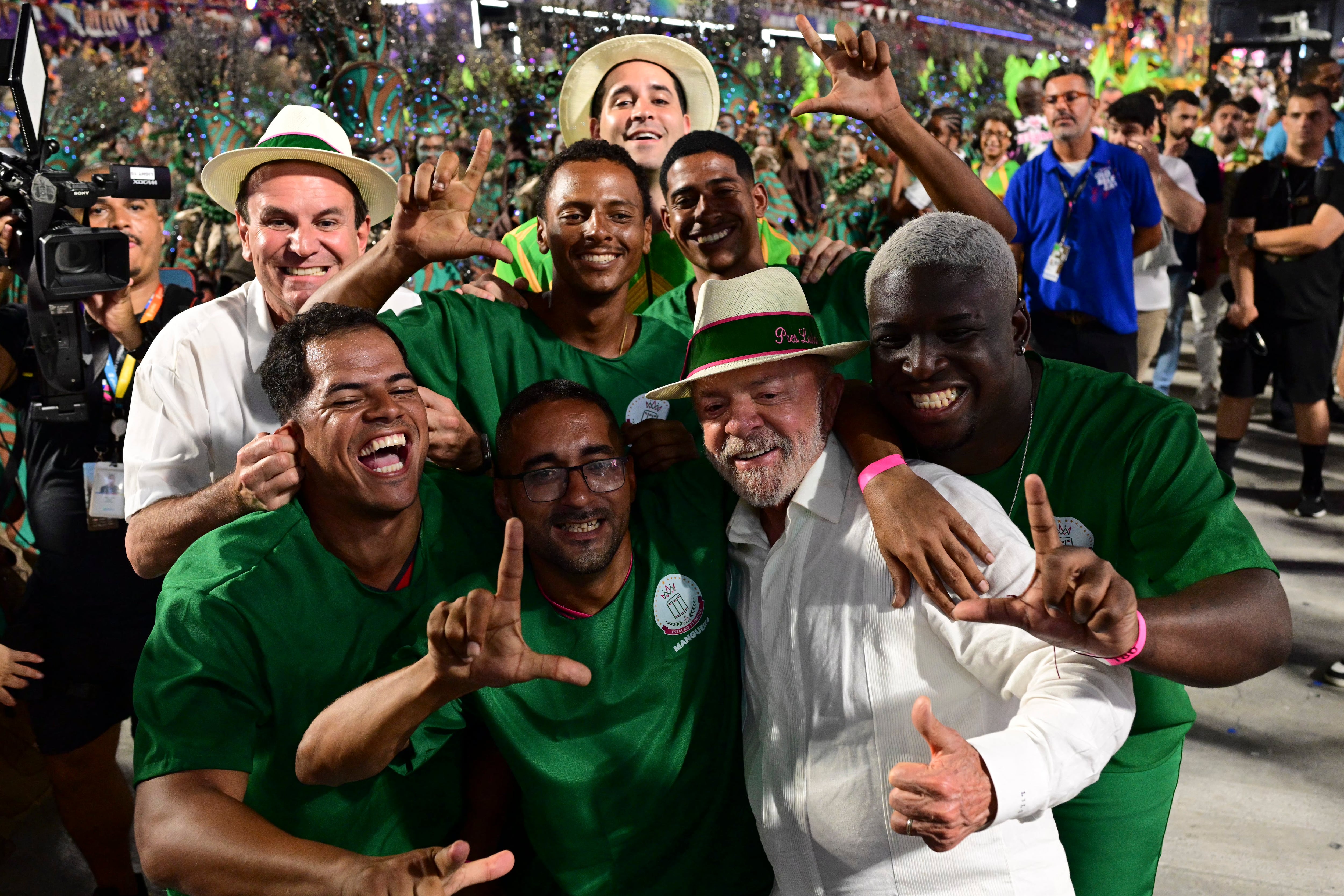 Por primera vez, un presidente en ejercicio fue homenajeado en el Sambódromo. La oposición denunció un acto de campaña anticipada, pero la justicia permitió el desfile. (Photo by Pablo PORCIUNCULA / AFP)