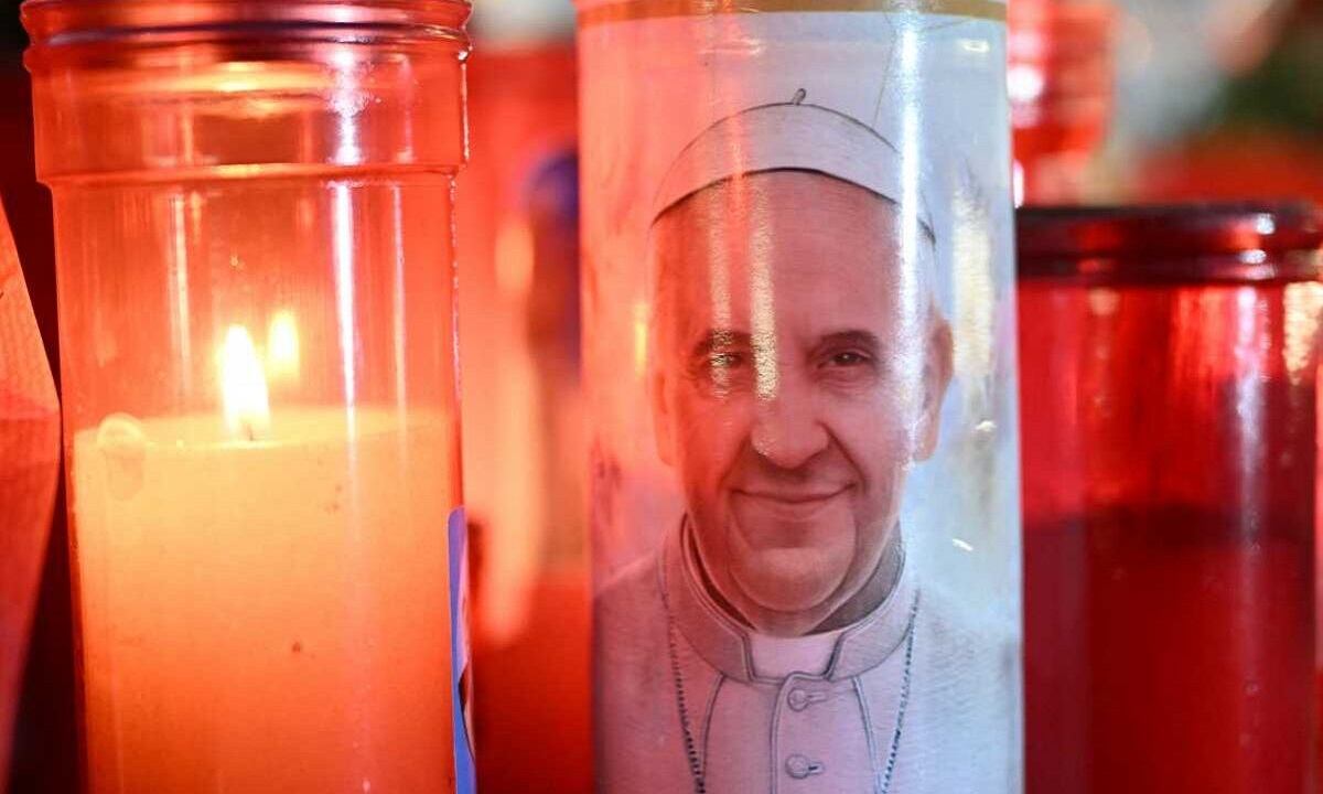 Oran por la salud de pontífice. (Foto: Alberto Pizzoli / AFP)