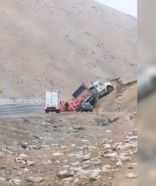 Accidente de tránsito en la carretera Panamericana Sur, en Camaná. Foto: Captura de video.