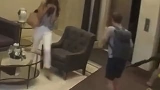 Muere hombre tras ser aplastado por ascensor de lujoso edificio (VIDEO)