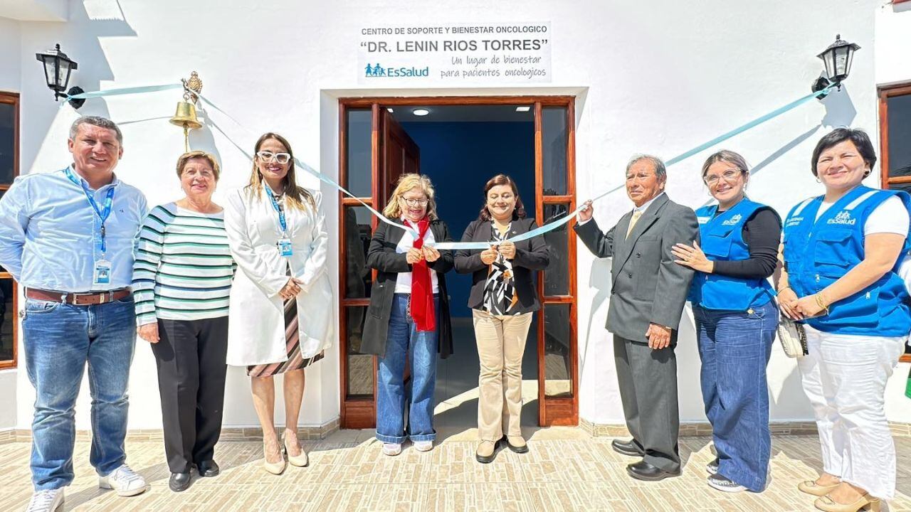 Claudia Holguín Armas, gerenta de la Red Asistencial de La Libertad, destaca apoyo a pacientes y familiares.