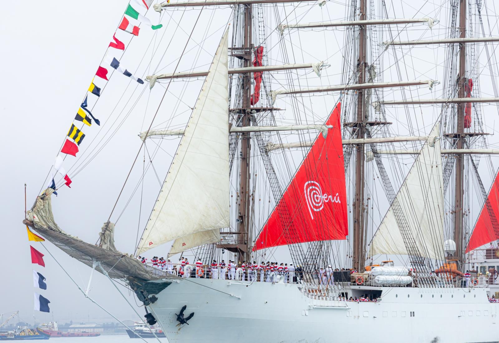 El Buque Escuela a Vela B.A.P. Unión navegó por el río Hudson durante una de las principales ceremonias del SAIL 250, llevando a bordo la Casa Perú, una plataforma de promoción turística, cultural y comercial impulsada por PROMPERÚ.