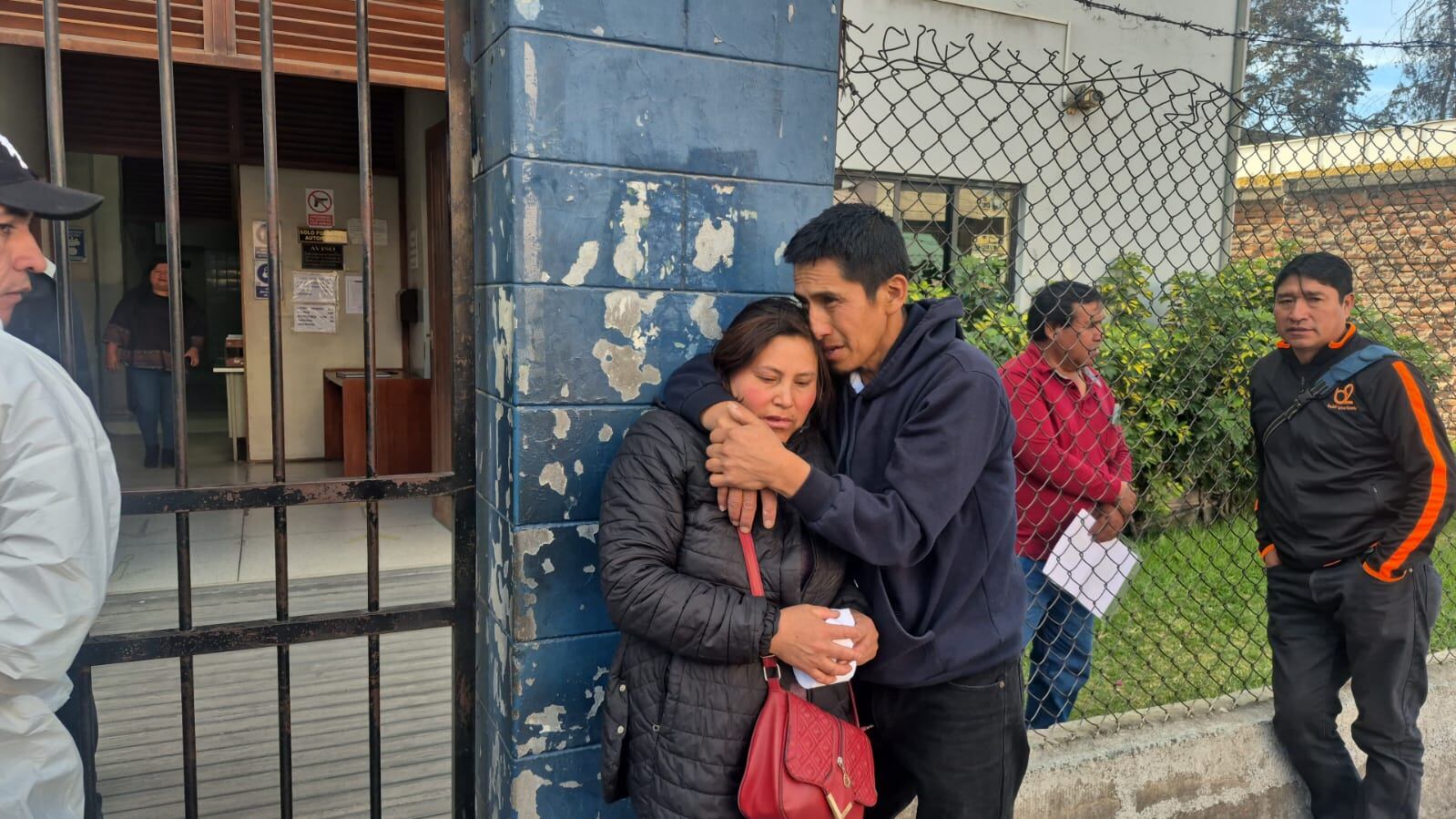 Padres de Gustavo en la morgue de Arequipa. Foto: GEC.