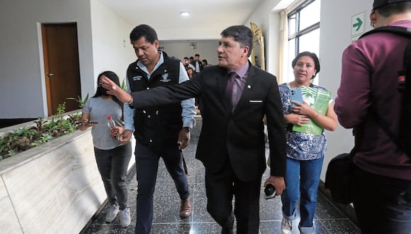 Alcalde Víctor Hugo Rivera no responde cuestionamientos (Foto: GEC)