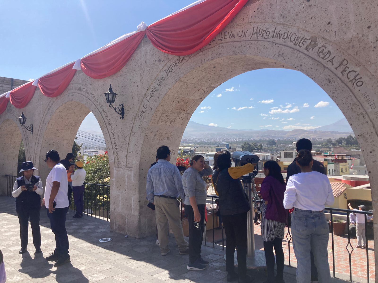 Decenas de turistas llegan hasta el mirador de Yanahuara