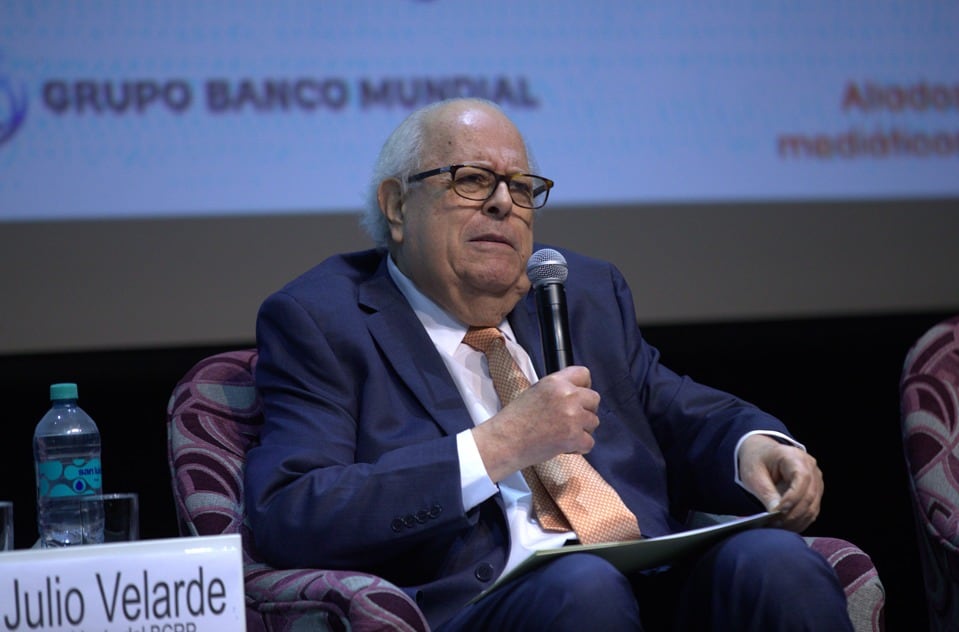 Carlos Espá considera que Julio Velarde debe permanecer en el BCR. Foto: CIES