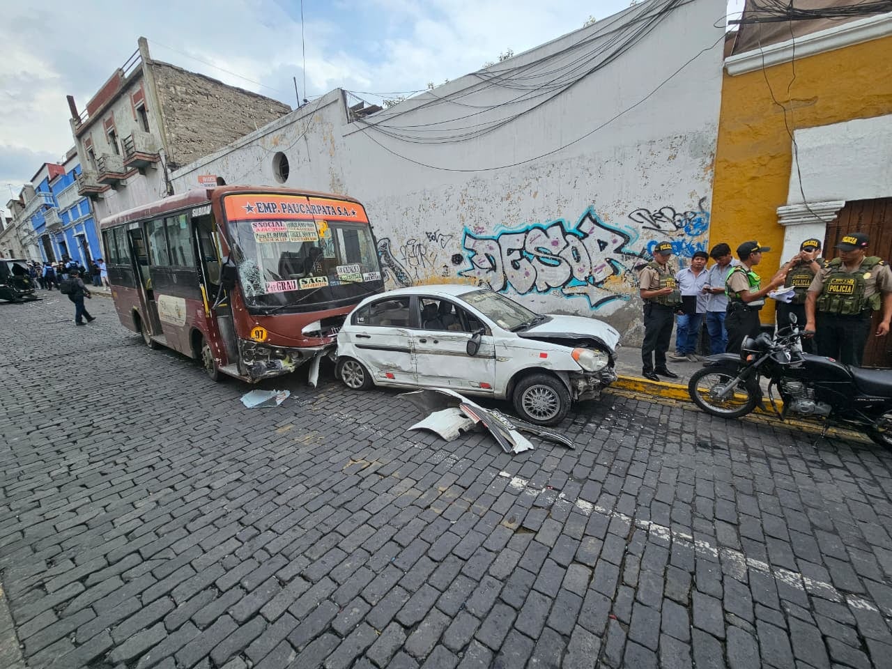 Un bus chocó contra 4 vehículos menores en la calle Grau en Arequipa. (Jeamilett Chirinos)