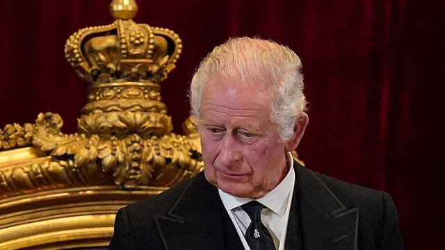 Los problemas de imagen de Carlos III a una semana de asumir el trono británico