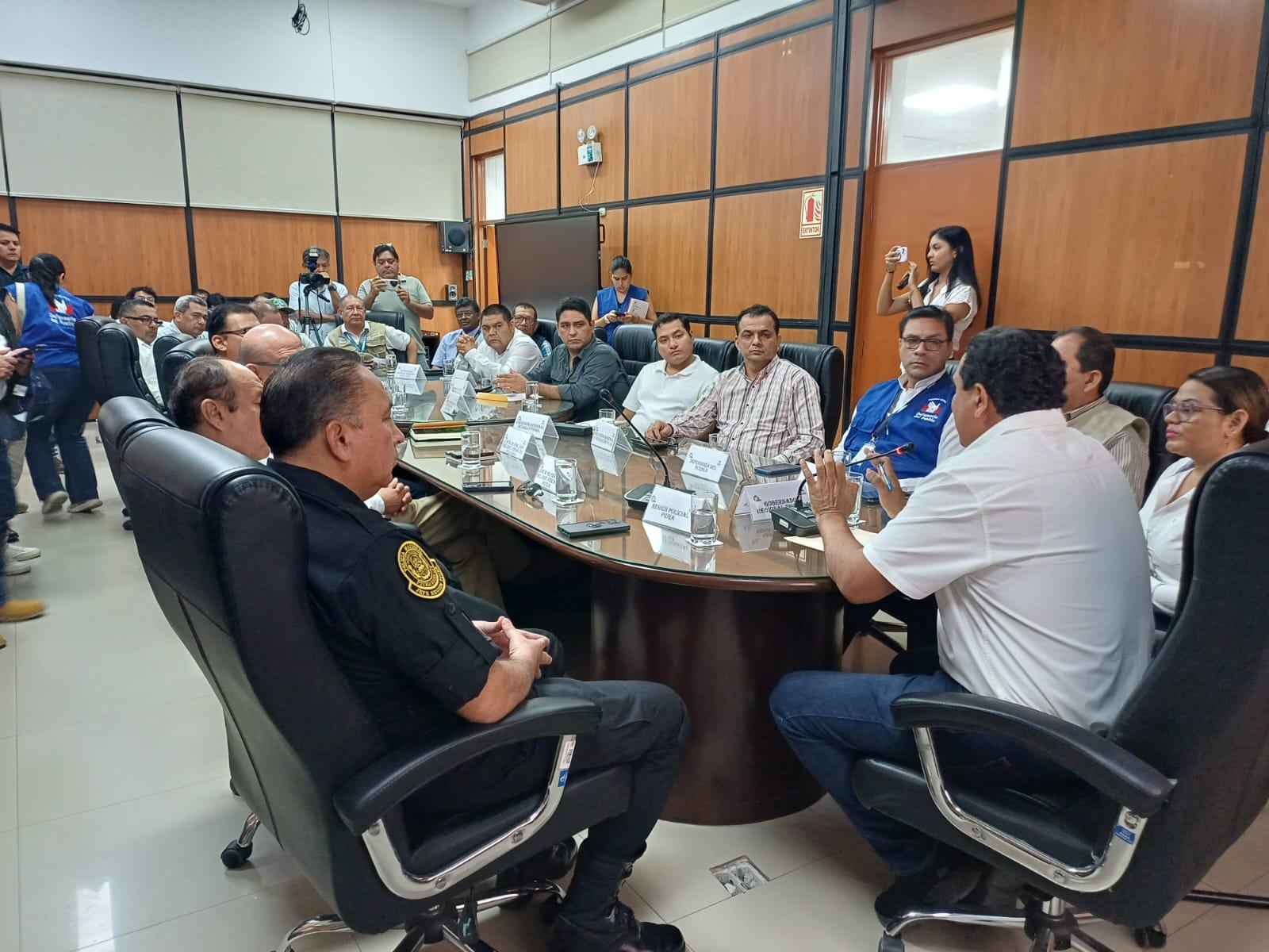 Autoridades se reúnen.