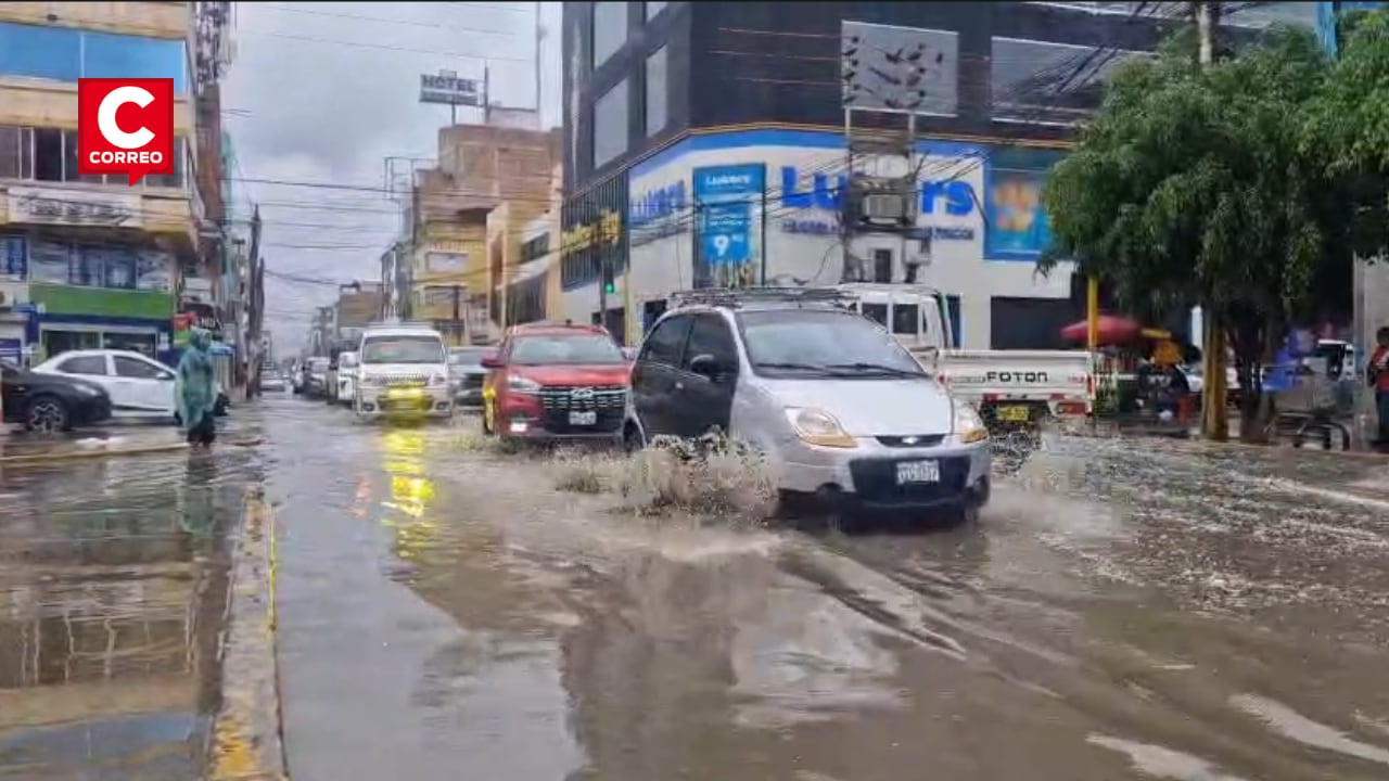 El agua cubre gran parte de la calzada y dificulta el tránsito en uno de los principales ejes viales de la ciudad. (Imagen de la transmisión del Facebook de Correo Lambayeque)