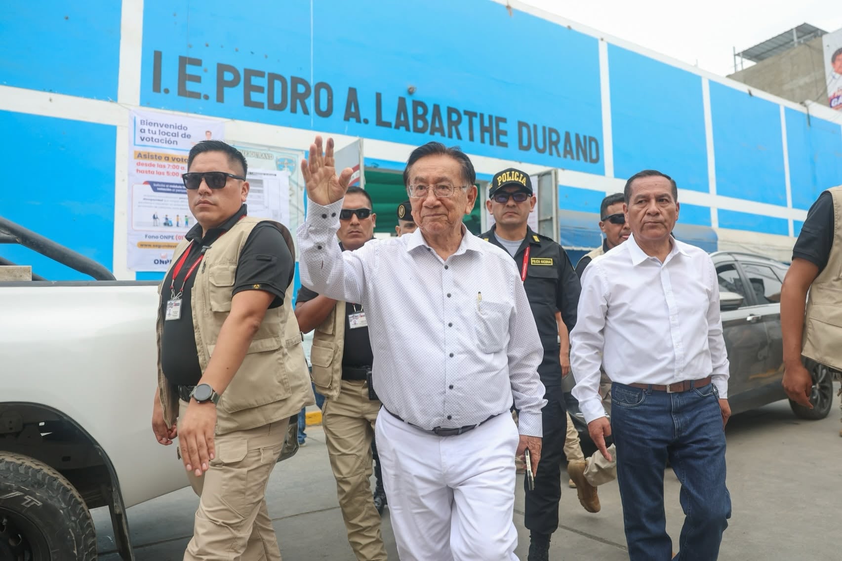 Mandatario emitió su voto en la Capital de la Amistad.