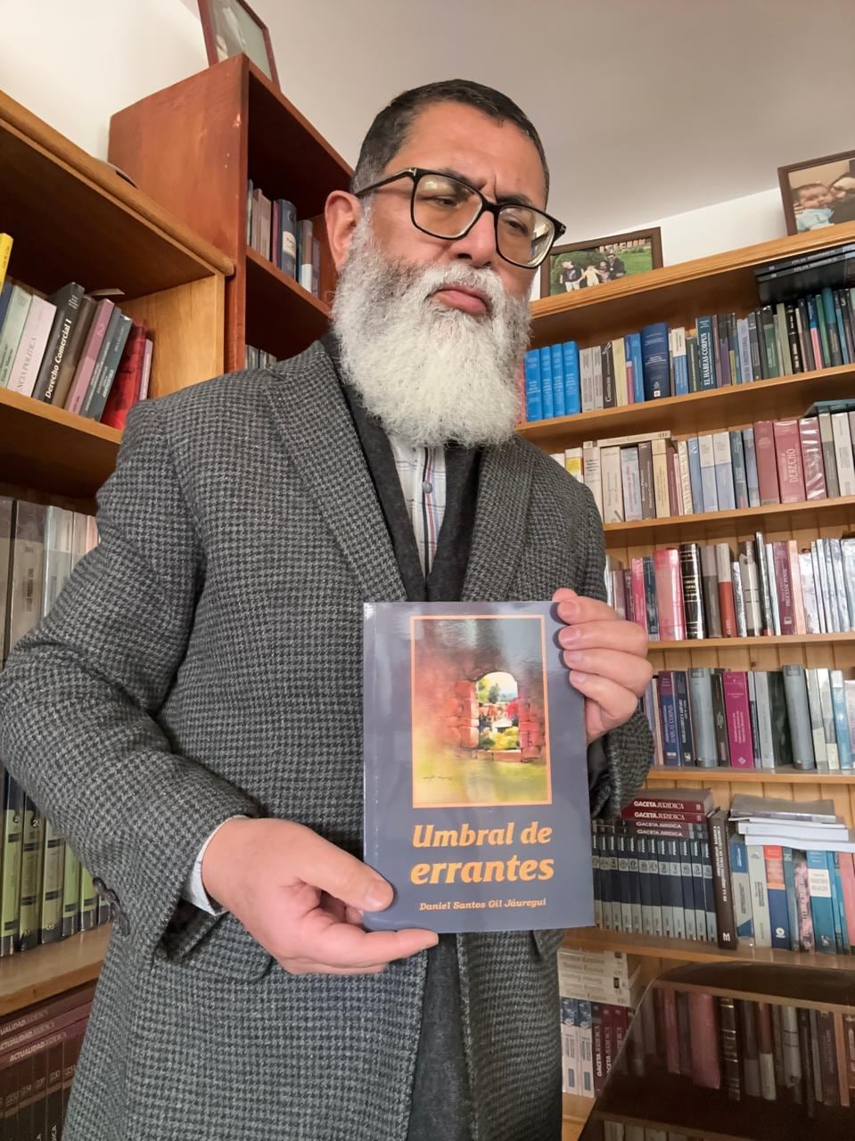 En síntesis, el libro de Daniel Santos Gil Jáuregui ofrece una narrativa de notable coherencia temática y estilística.